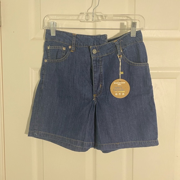 Asymmetrical closure denim shorts - Picture 1 of 5